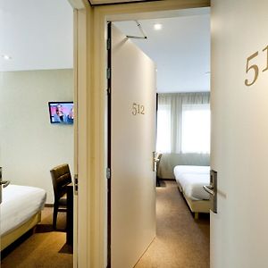 Connecting Room